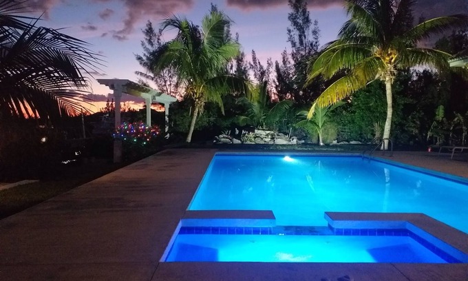 Bahama Reef Haus | Boot & 8-Sitzer Luxuriöses Anwesen am Wasser mit Pool.