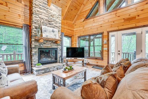 Logan Haus | 15 Mi to Hocking Hills Secluded Cabin with Hot Tub