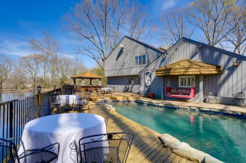 Southaven Haus | 15 Mi to University of Memphis Getaway with Games