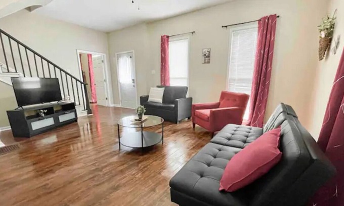 Greenwood Haus | 15 Min/Lucas Oil, Sleeps 10! Host w/1,000 Reviews!