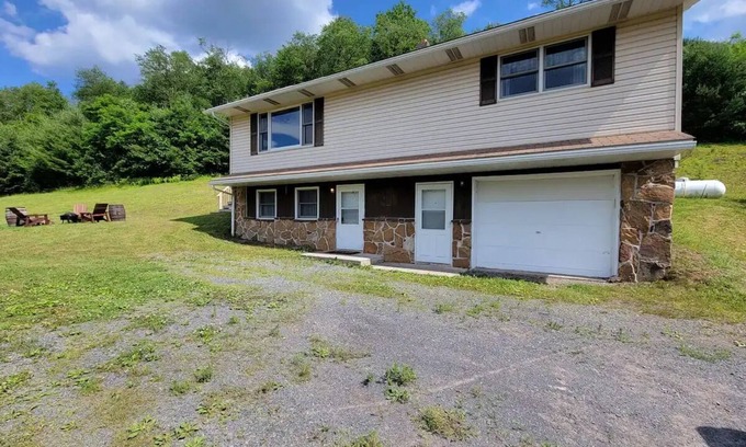 Swanton Haus | 15 Minutes to Deep Creek Lake and Ski Resort. 8 Wooded Acres. Pet-Friendly.