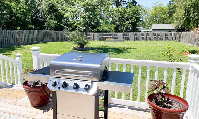 Hubert Haus | 15 Minutes to Emerald Isle & 9 minutes to Hubert Gate this remodeled home awaits