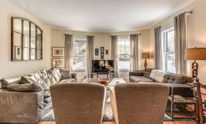 Newton Corner Haus | Riesiges Haus mit 10 Schlafzimmern auf der Boston City Line. Für 27 Personen Kostenlose Parkplätze für 4 Autos