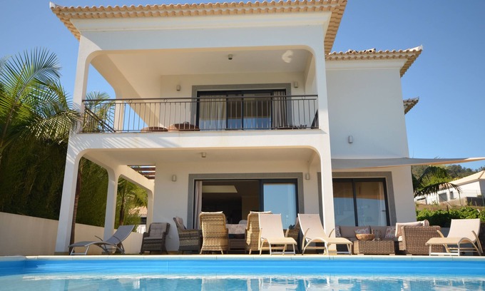 Estreito da Calheta Villa | 17°West, Lux. Inf. Pool Villa, 5 Min. zum Sandstrand, WLAN