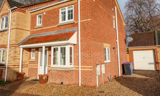 Frampton Haus | 17 KINGS COURT, pet friendly, character holiday cottage in Kirton