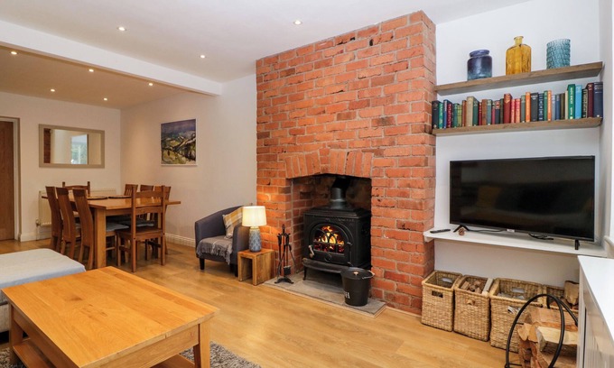 Broadway Hütte | 17 SANDS CLOSE, pet friendly, with open fire in Broadway
