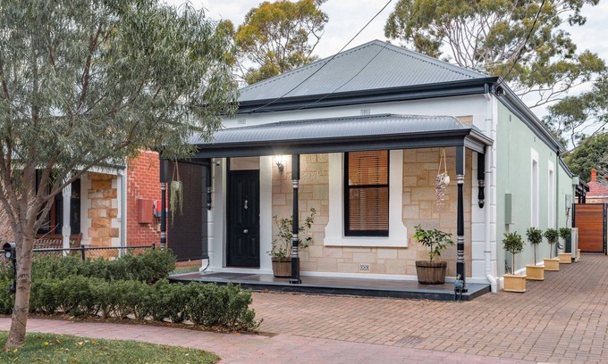 Keswick Hütte | 1880’s cottage home near Showgrounds