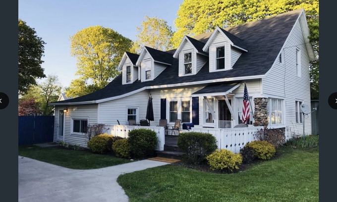 Charlevoix Haus | Historical 1882 Farmhouse / 5 BR / Private Driveway / Boat Rental Available