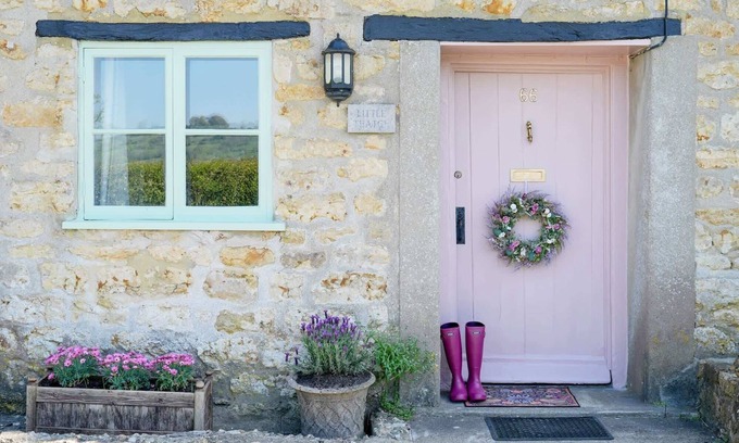 Beaminster Haus | 18th Century Thatched Cottage, Parking & Garden