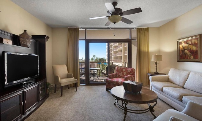 Windy Hill Eigentumswohnung | 18th-Floor Coastal Elegance: Oceanfront Retreat with King Bed and Modern Comforts