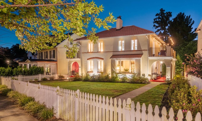 Northwest Haus | 1920's charm in a 3 Luxury bedroom flat close to everything - renovated bath