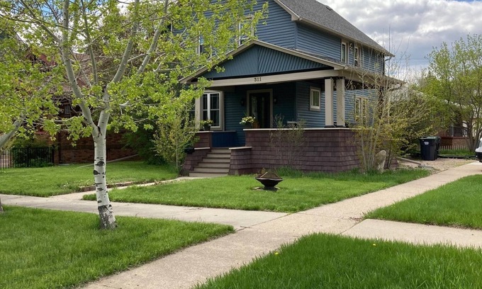 Mandan Haus | 1928 Historic Spacious Victorian Home (Entire House)