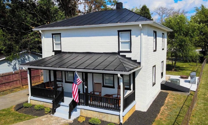 Ranson Haus | 1939 4BR Rustic Escape by Casino, 1939 4BR Rustic Escape by Casino
