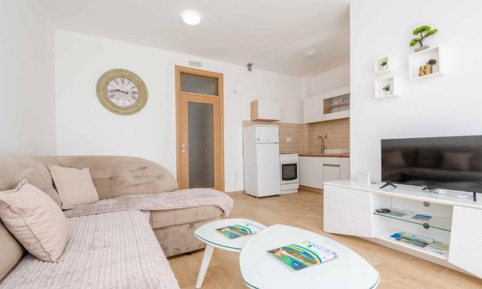 Burtaisi Wohnung | 1bd Modern Apt in Dobra Voda with Roof Access "Moka"