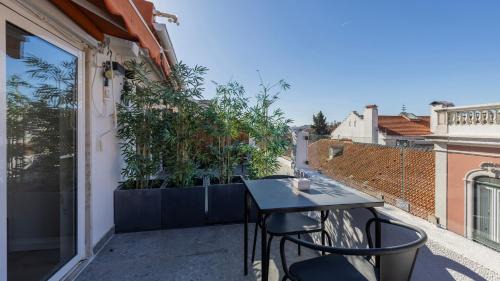 Merces Wohnung | 1BDR Apartment with AC and Terrace by LovelyStay