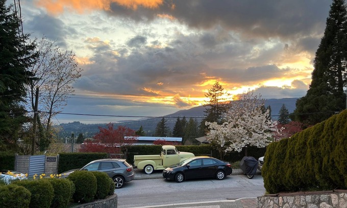 Upper Lonsdale Haus | 1Bedroom Suite w/private entrance| Views + Home Theatre + Laundry + Free parking