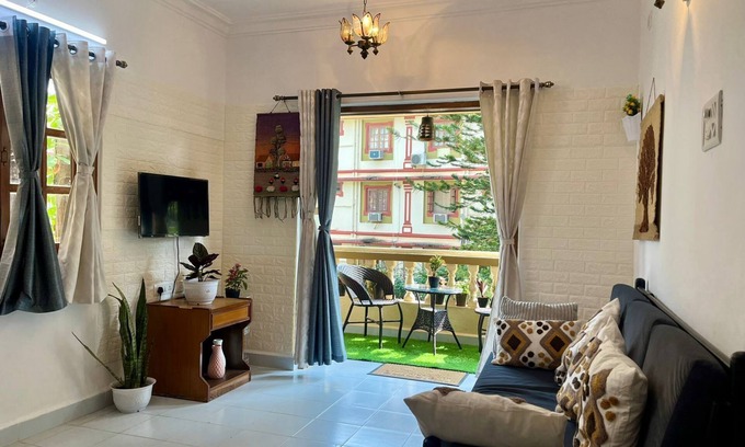Gauravaddo Haus | 1bhk flat with pool view 5 mins walk to Candolim beach in a prime location.
