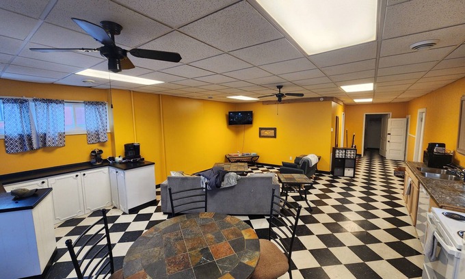 South Range Wohnung | 1BR Close to MTU, Keweenaw, Houghton w/Full Amenities on the SXS SnowmobileTrail