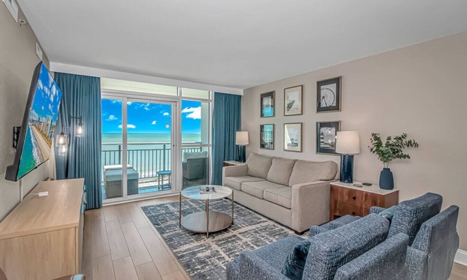 Downtown Myrtle Beach Wohnung | Direct Ocean Front Suite w/ Full Kitchen. Newly Renovated and Centrally Located!