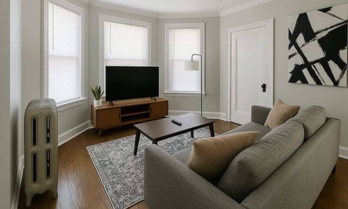 Irving Park East Wohnung | 1BR Homey Apt in Irving Park