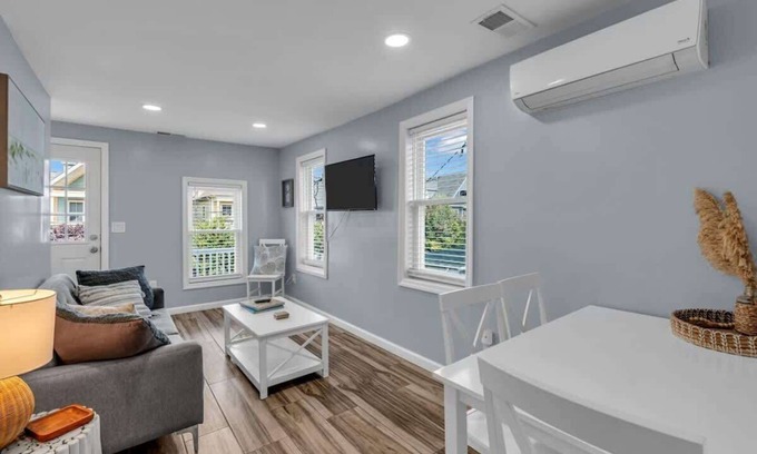 Ocean Grove Wohnung | Charming Ocean Grove Apartment with Balcony near Beach!