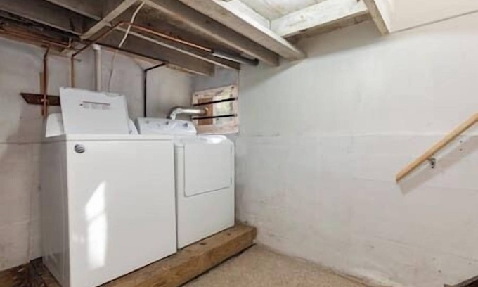 DeKalb Wohnung | 1BR+Office Apt Near NIU & Dekalb Data Center