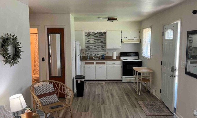 Marion Haus | 1BR Work Base, WiFi + Laundry