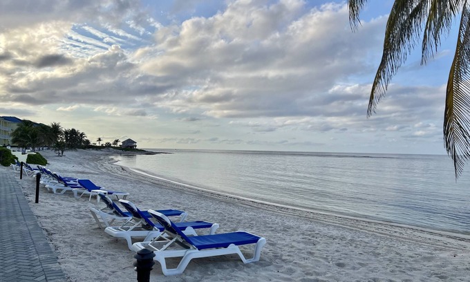 Colliers Bay Eigentumswohnung | 1st floor beachfront condo, just steps away from a private beach, beautiful view