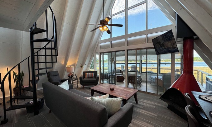 Carrabelle Haus | 2/2 A-Frame on Carrabelle River w/Private Dock, 3 mins to the Beach & Boat Ramps