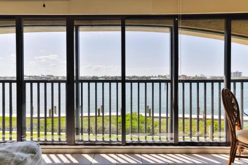 Bouchelles Island Wohnung | 2-2 Riverfront Condo At Bouchelle Island