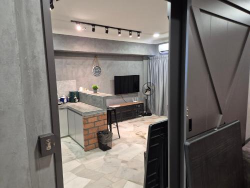 Taman Abu Zarim Haus | 2-9pax GFloor PRIVATE BEACH, WATERSPORT, POOL, FREE BBQ Set, Wifi, 50"TV