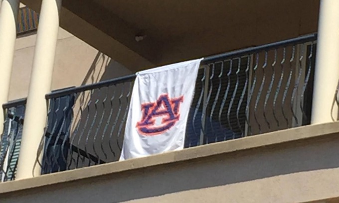 Auburn Eigentumswohnung | Neu renoviert, 2 Bett / 2 Bad Condo 2 kurze Blocks vom Stadion entfernt! Leicht zu Fuß.