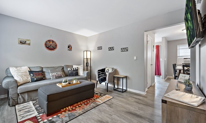 Yorkville Haus | 2 bd 1.5 bath/WI-FI/Sleeps6/Near waterpk/Yorkville
