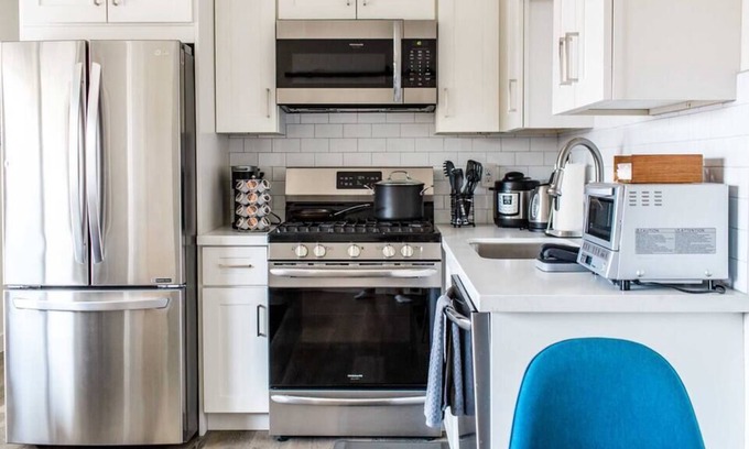 El Segundo Wohnung | Pool * Minutes to Beach * W/D in Unit