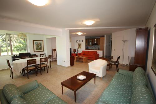 Marousi Wohnung | 2 Bdr Park View Apt - 130m2 & Private Patio