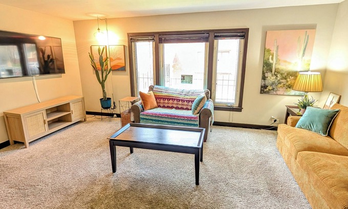 Washington Heights Wohnung | 2- Bdrm Apt Desert Themed w/AC in Chicago