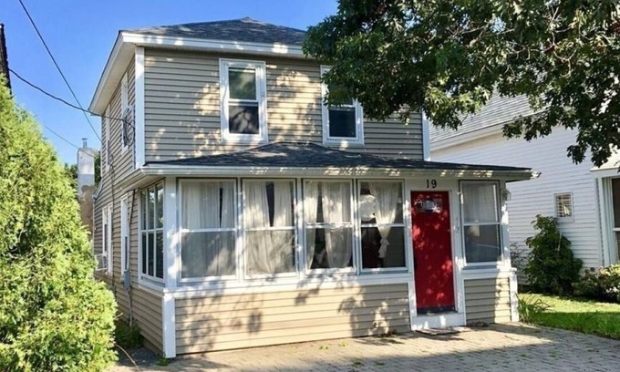 Onset Haus | 3 BDRMS, SLEEPS 8, 1 1/2 BAD