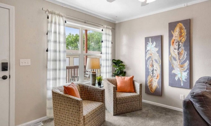 Pueblo Haus | 2 bed 2.5 bath close to shopping, restaurants and more