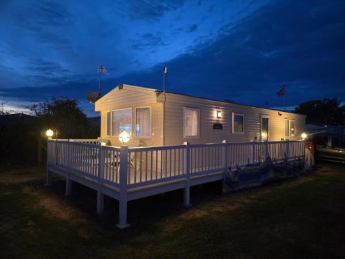 Clacton-on-Sea Sonstige | 2 Bed Caravan With Decking