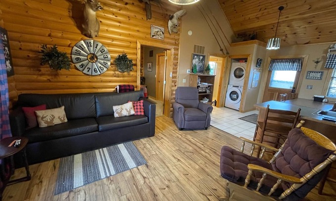 Notch Estates Kabine | Log Cabin, bewaldete, abgeschlossen, 2 Jacuzzi, WiFi, Naturlehrpfade, 1 Meile von SD