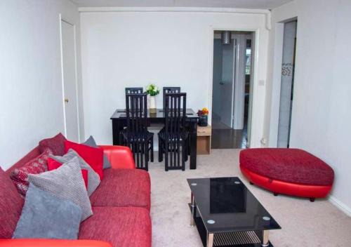 Crawley Wohnung | 2-Bed Sleeps 4 Comfy For Contractors With Free Parking in Crawley near Gatwick Manor Royal Refurbished