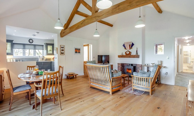 Tortworth Hütte | 2 bedroom accommodation in Falfield, near Wotton-under-edge