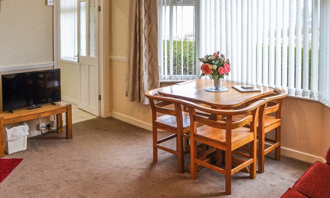 Bamburgh Hütte | Cosy space for up to five people only a short walk to Bamburgh Castle and the stunning beach.