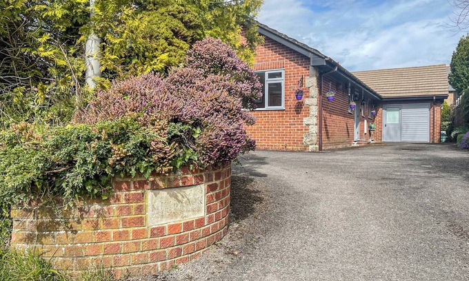 Bere Regis Hütte | 2 bedroom accommodation in Shitterton, near Bere Regis