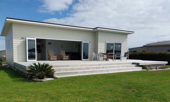 Karkari Peninsula Haus | 2 Bedroom Bach With Sea Views, a 5 minute walk to beach.