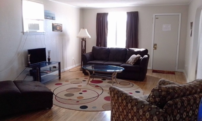 Devils Lake Wohnung | 2 Bedroom Downtown Apartment with off street parking.