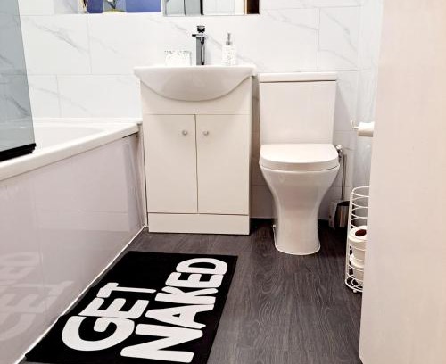 Leeds Haus | 2 Bedroom House in Leeds - Sleeps 5 WiFi Parking