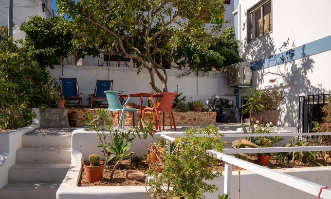 Ferragudo Haus | 2 bedroom house with sunny garden in Ferragudo village, walk to beaches