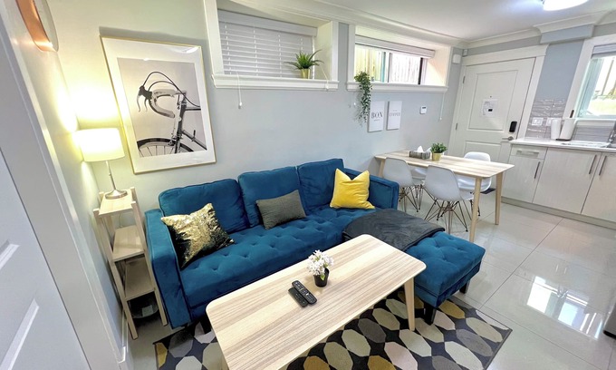 Sunset Haus | 2-bedroom Private Suite in Sunset Area