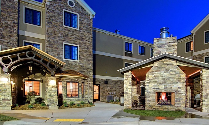 West Valley City Eigentumswohnung | 2 Bedroom Suite Close to Salt Palace Convention Center! Free Breakfast Buffet. Pool, Hot Tub & Waterslide Access.